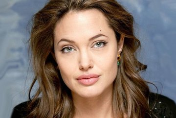 Какие пластические операции делала Анджелина Джоли