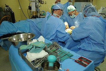 Британским хирургам запретят оперировать под Drum & Bass