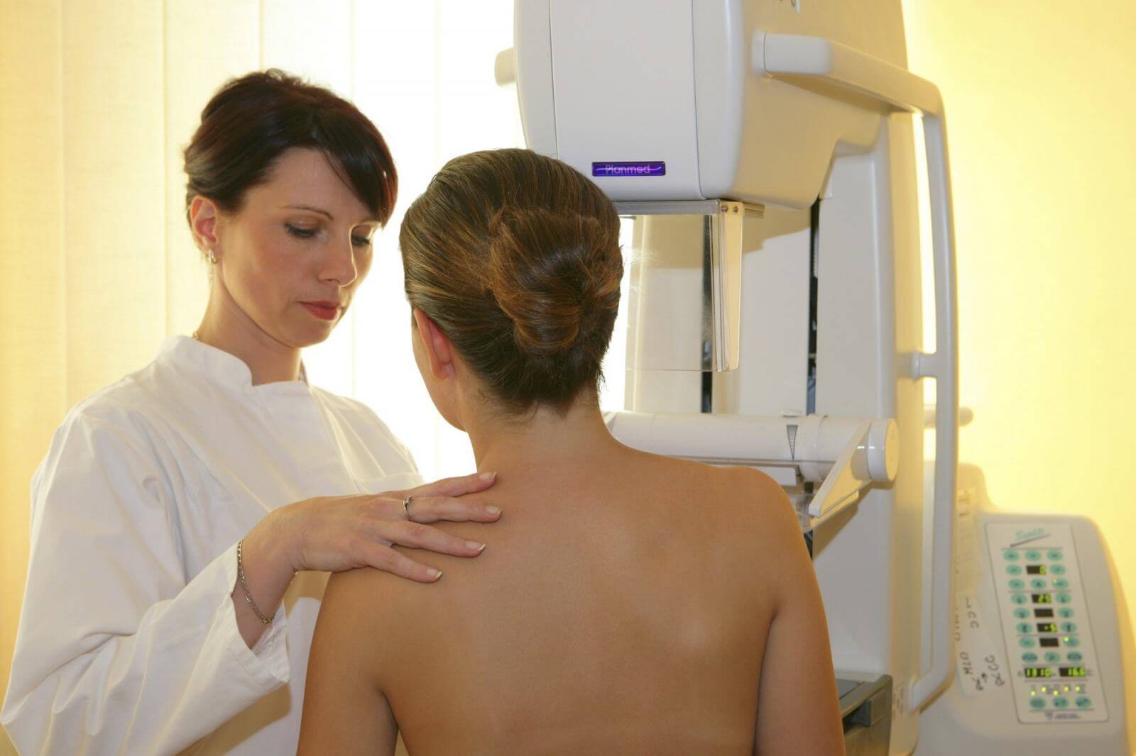 Любые подозрительные изменения в груди – повод обратиться к маммологу