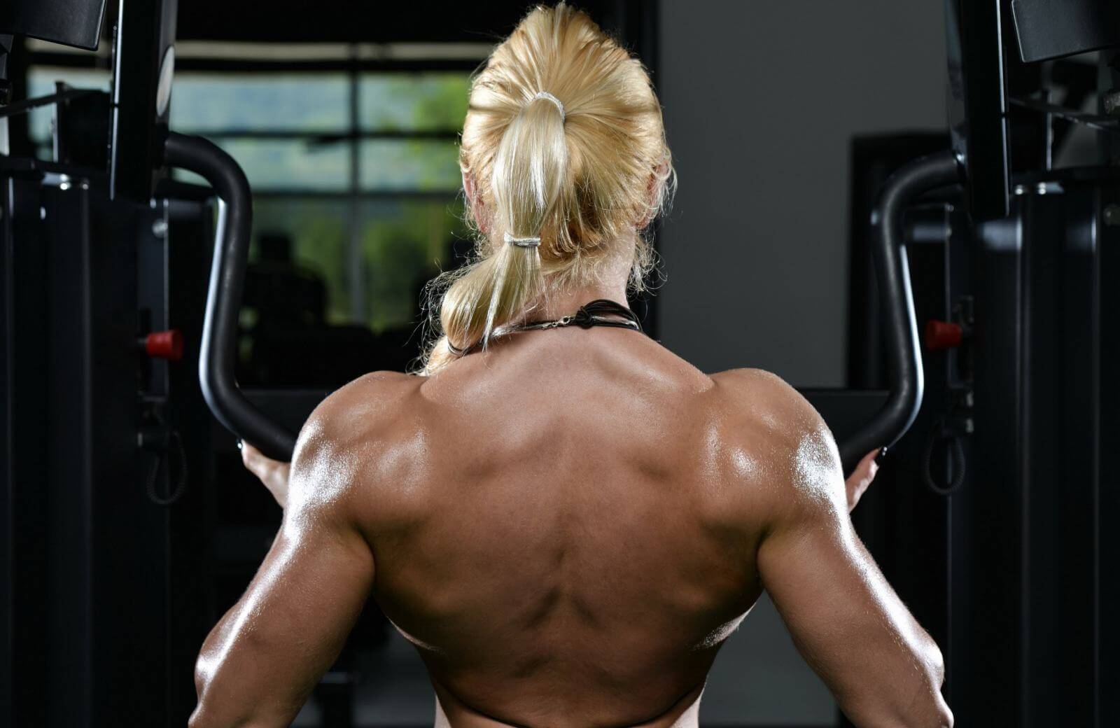 Спортсменки часто накачивают трапециевидные мышцы, но это визуально укорачивает шею и делает силуэт слишком массивным