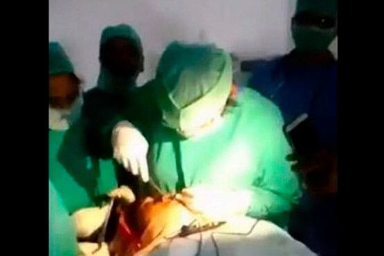 Пластическому хирургу, пришлось делать операцию при свете фонарика смартфона