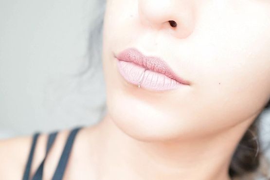 «Ушивание губ»: чем опасен новый тренд