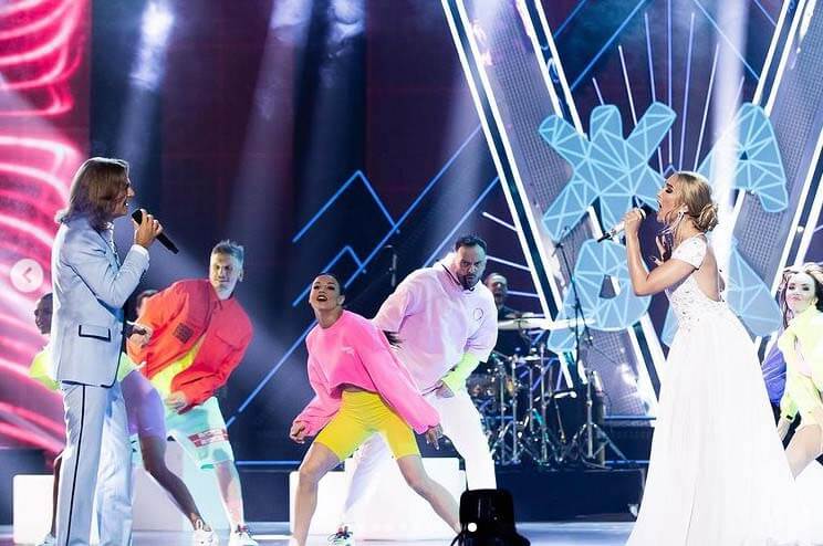 Ольга Бузова поет