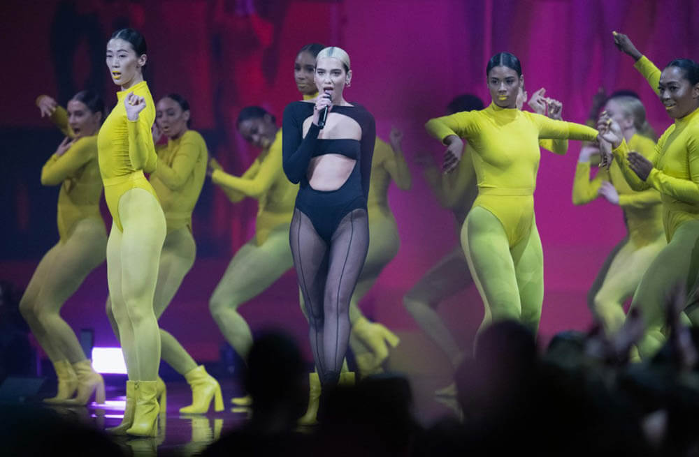 Дуа Липа на сцене