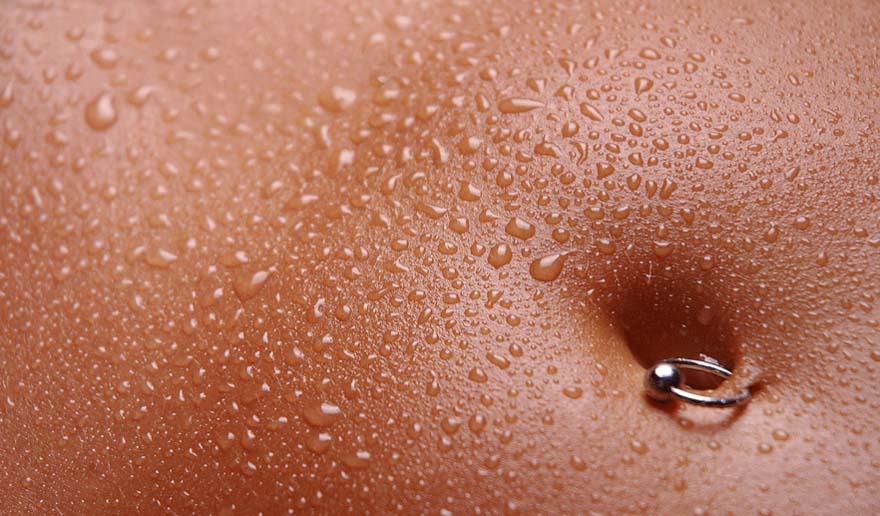 Красивый пупок с пирсингом после восстановления