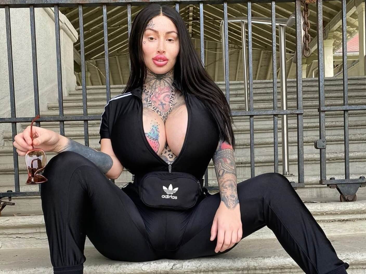 Модель потратила на пластику 150 000 долларов