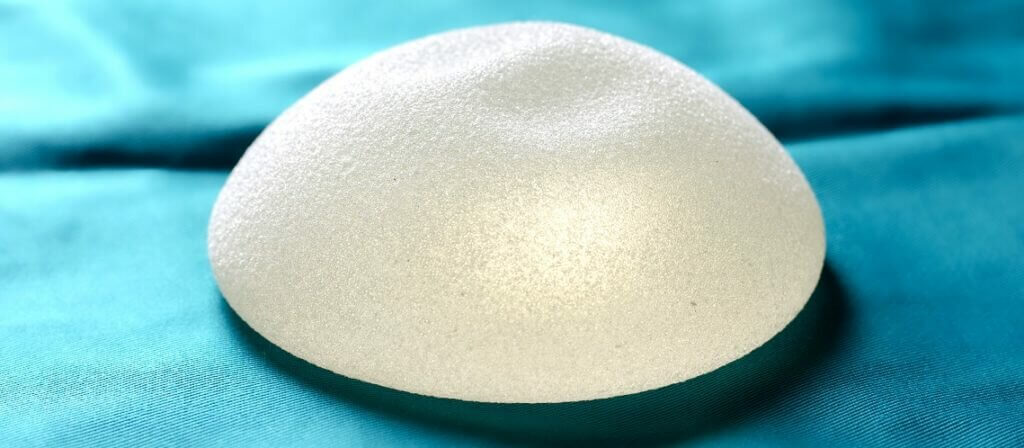 Привычные синтетические импланты груди со временем могут уступить место биологическим