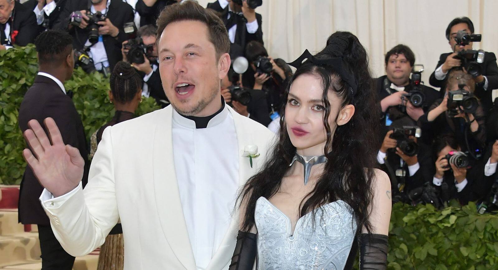 Граймс и&nbsp;Илон Маск. Может быть, певица просто скорректировала лопоухость, а&nbsp;не&nbsp;заострила уши?