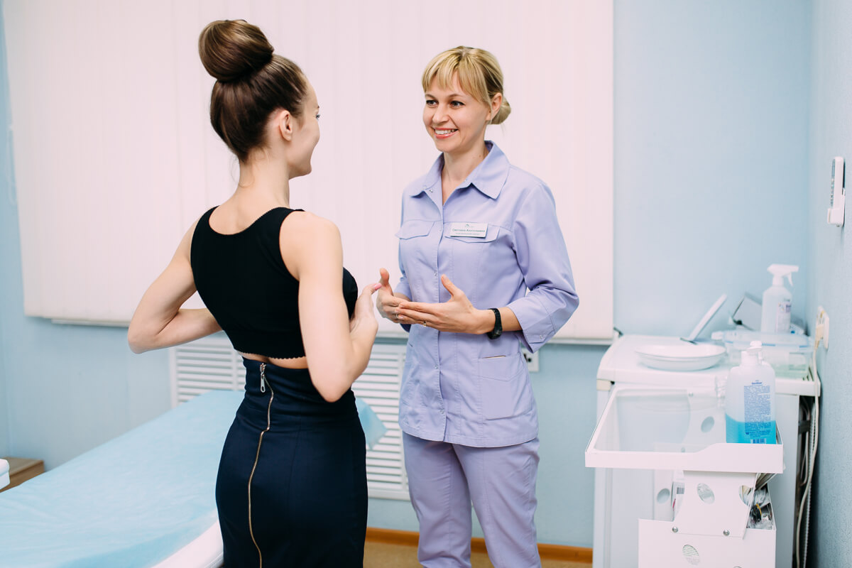 Во время консультации с хирургом нужно держаться естественно и расслабленно