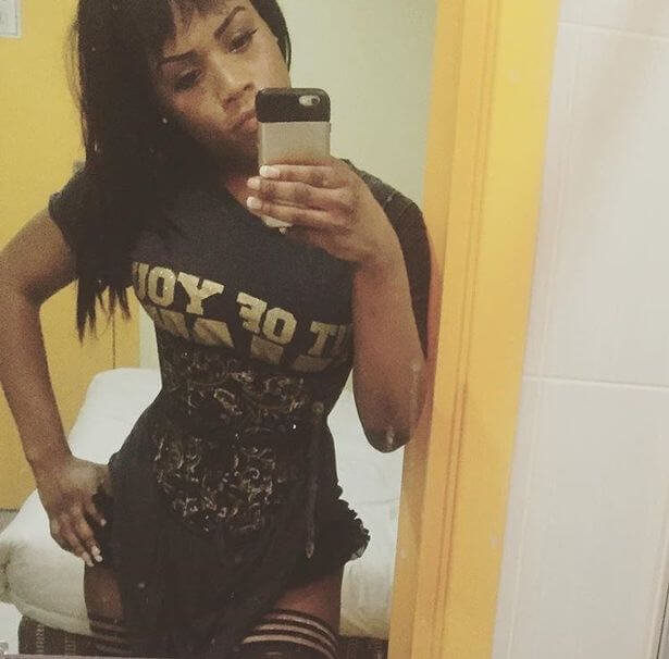 Девушка довольна своей внешностью после работы хирургов и&nbsp;косметологов