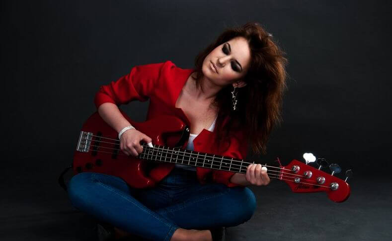 Севиль Велиева с гитарой