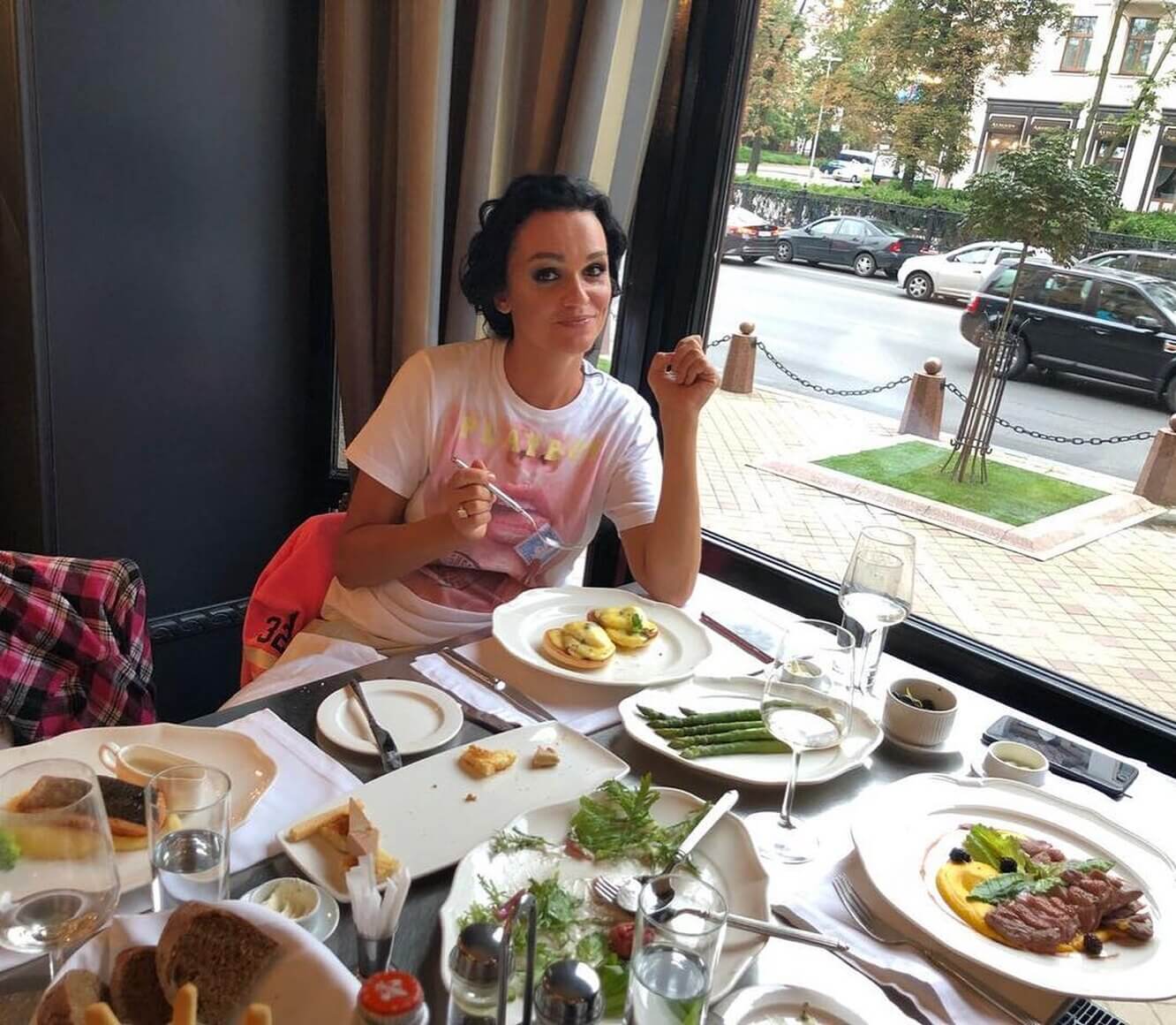 В своих соцсетях Слава с&nbsp;завидной регулярностью выкладывает фото с&nbsp;застолий и&nbsp;вечеринок