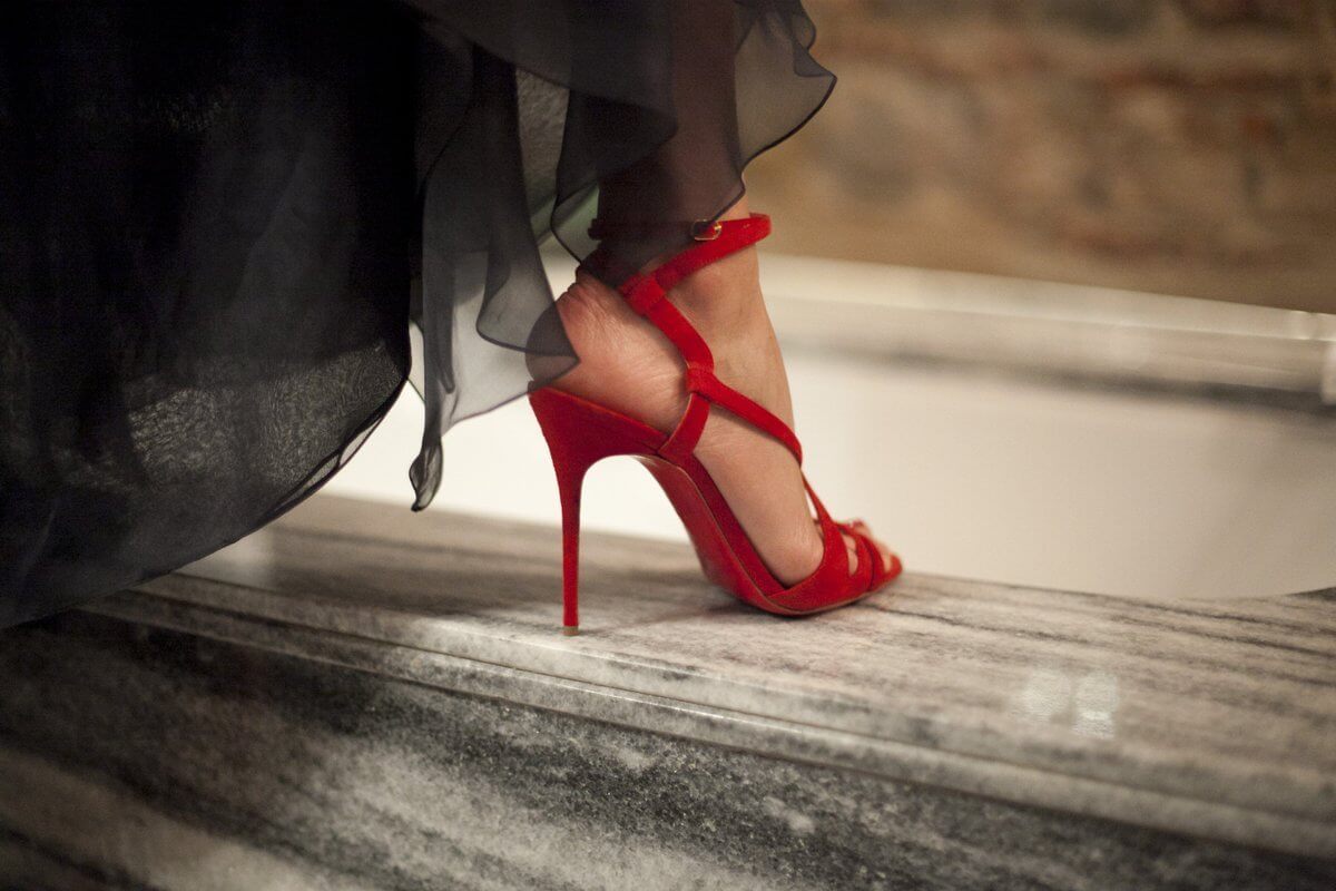 Липофилинг в&nbsp;стопы вместе с&nbsp;инъекциями ботокса позволяет не&nbsp;уставать от&nbsp;долгого хождения на&nbsp;каблуках