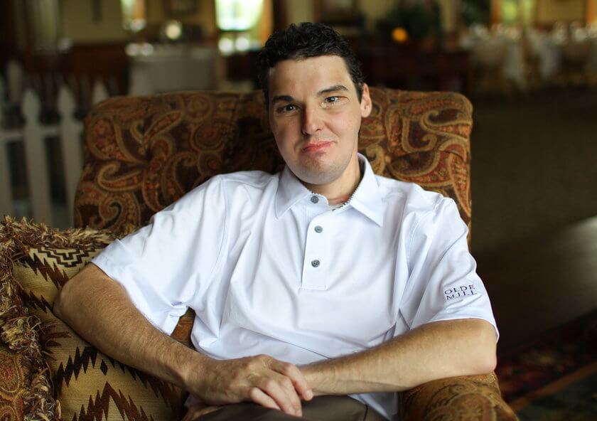 Даже не верится, что мужчина на фото когда-то был на грани жизни и смерти после выстрела дробовика в лицо