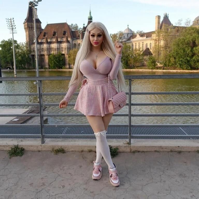 Барбара не стала пытаться достичь утонченной фигуры Барби, а превратилась в ее секси-версию