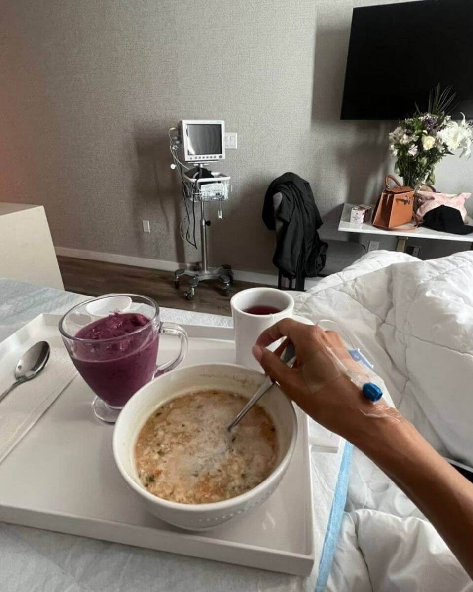 Зато фото из клиники в ее Telegram-канале появляются с завидной частотой