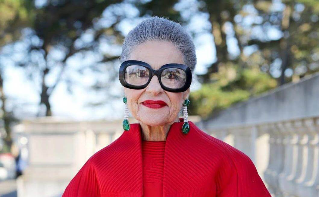 Можно выглядеть стильно и модно, но принимать свой возраст, а можно «молодиться» и выглядеть неуместно и жалко