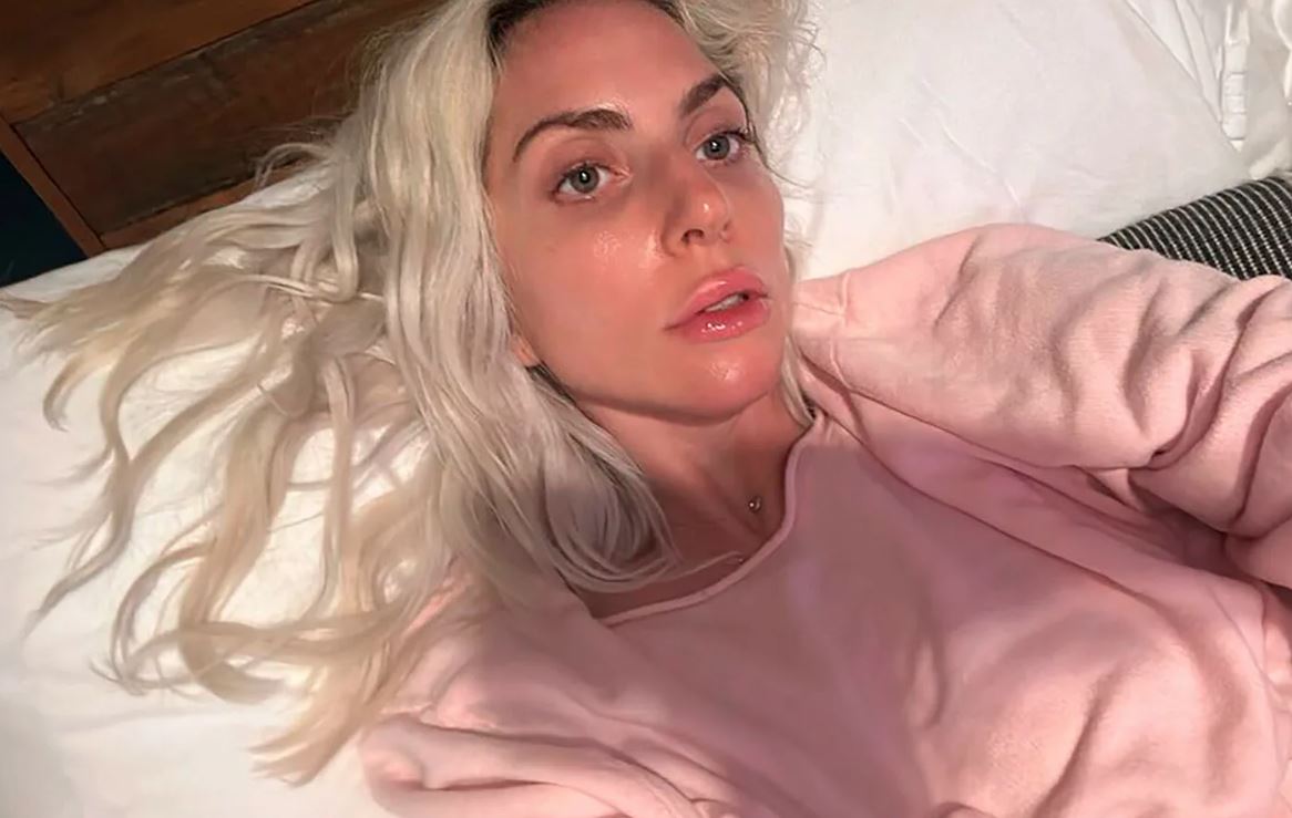 Певица своим отражением в зеркале довольна и не стесняется выкладывать селфи без макияжа