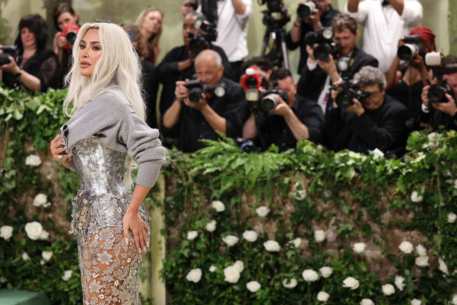 На балу Ким поразила всех не&nbsp;только тонкой талией, но&nbsp;и&nbsp;помолодевшими руками