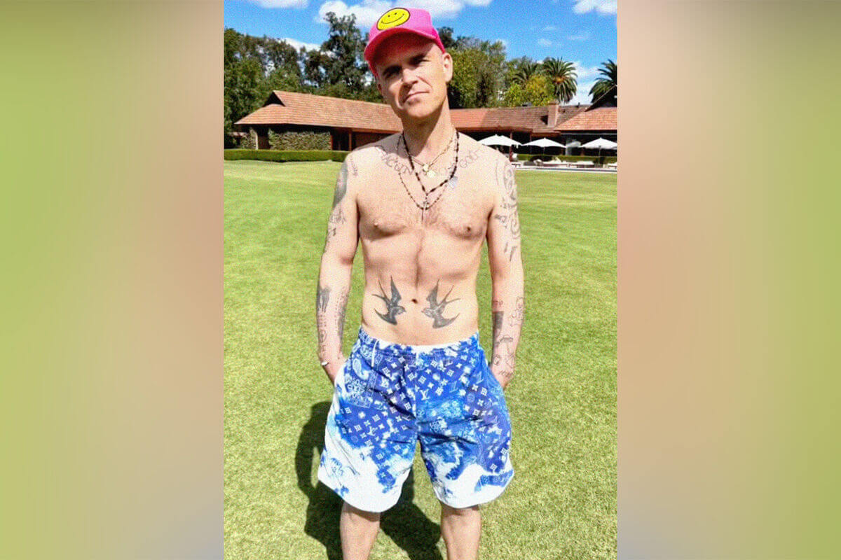 49-летний Робби Уильямс стесняется ходить на пляж из-за некрасивого живота. Найдете причины для комплексов на недавнем фото певца из соцсетей его жены?