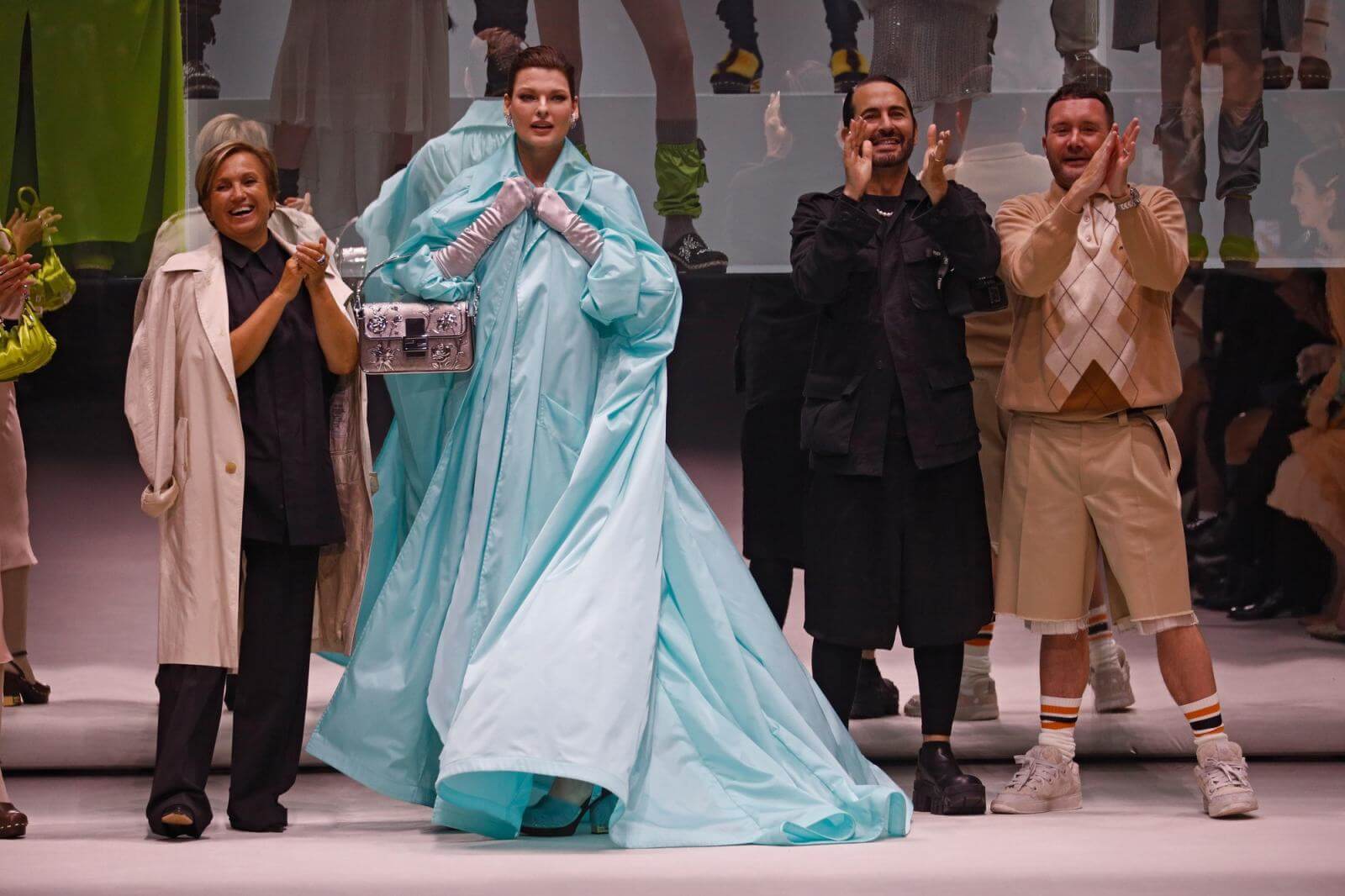 Линда Евангелиста на модном показе в 2022 году