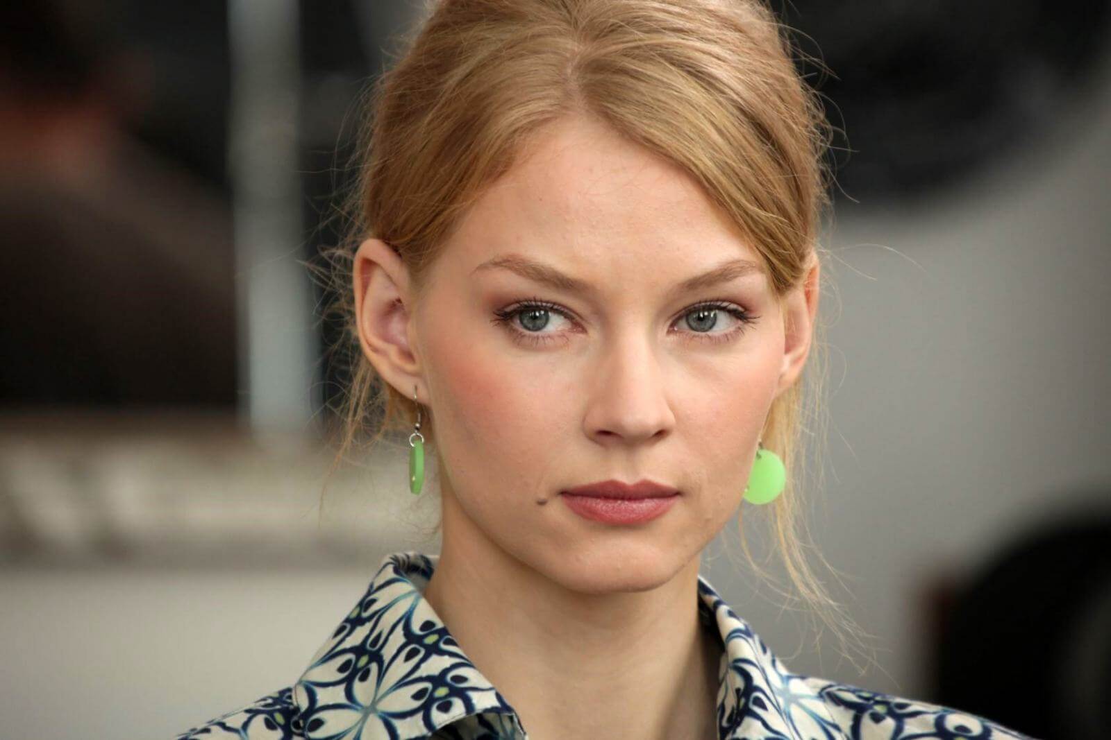 Светлана Ходченкова, судя по всему, совсем не переживает о своей лопоухости