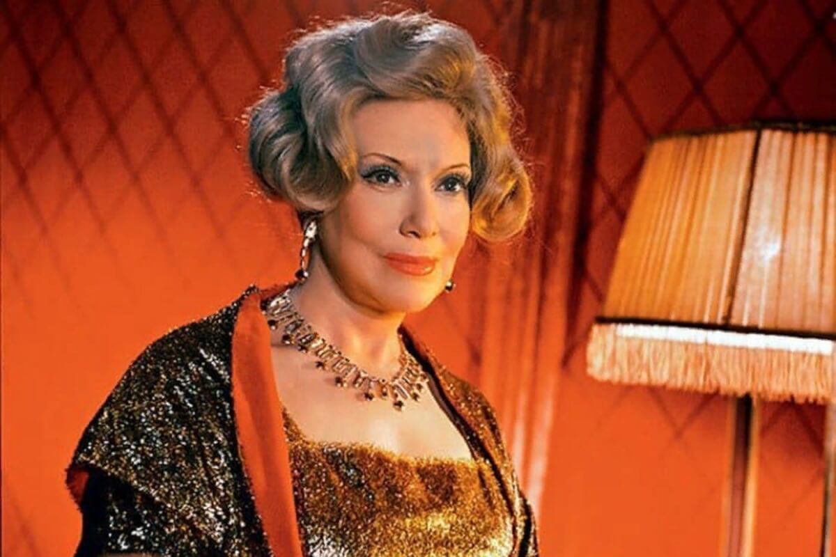 Даже при использовании всего арсенала косметологии и пластической хирургии попытки выглядеть в 70 на 20 всегда заканчиваются так же, как у Любови Орловой в провальном фильме «Скворец и Лира»