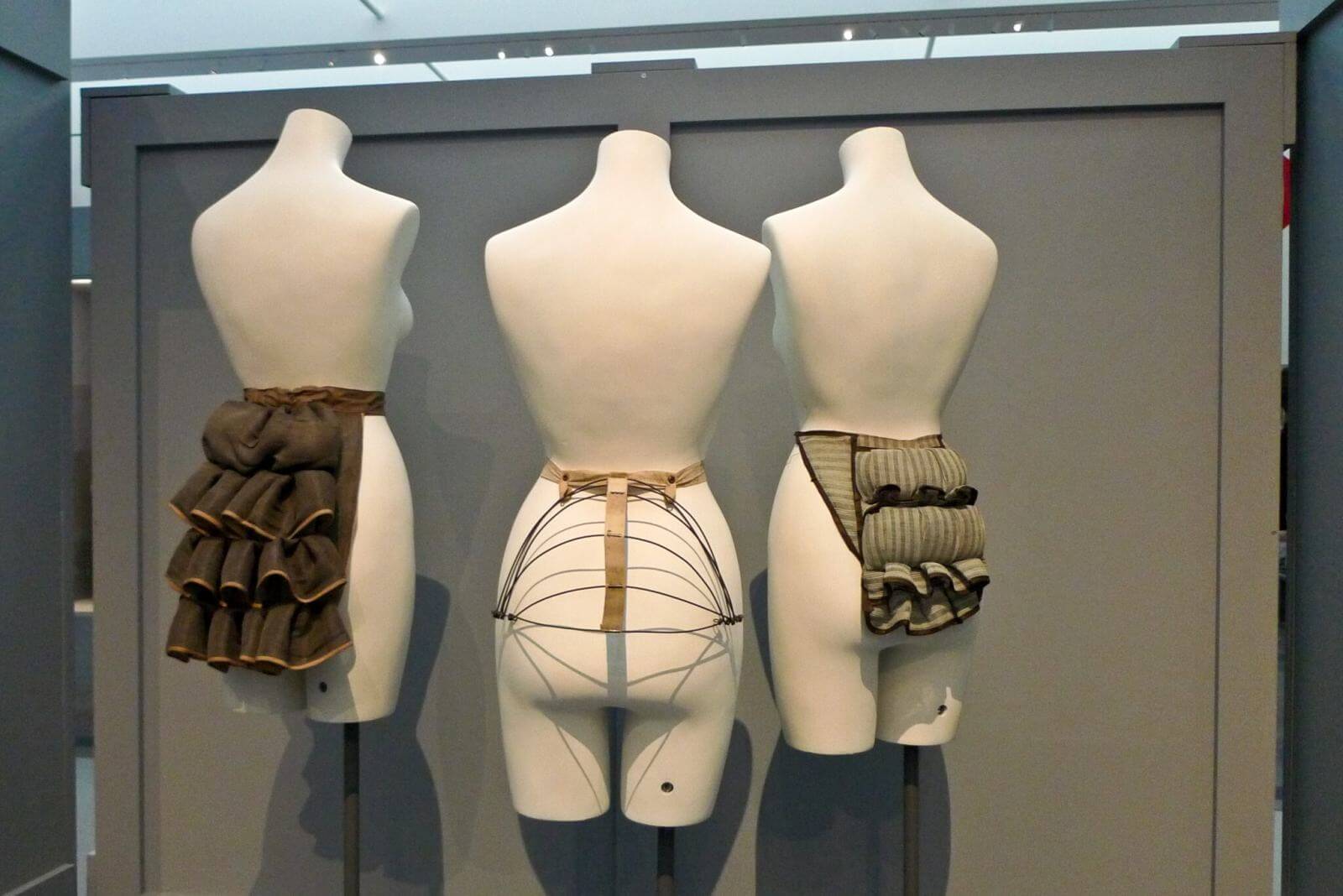 До распространения эстетической медицины визуального увеличения ягодиц достигали с&nbsp;помощью причудливых конструкций и&nbsp;приспособлений