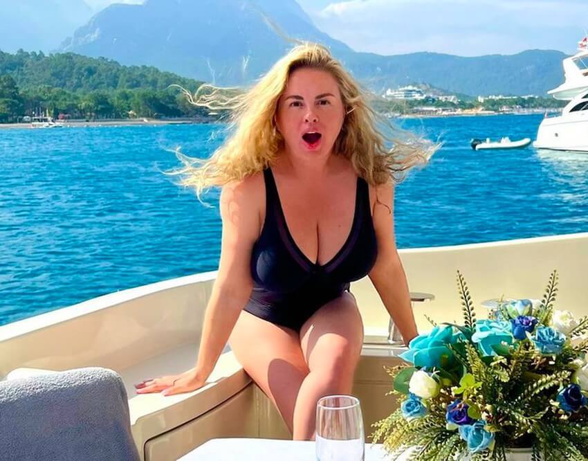 Певице не&nbsp;нравится, что все&nbsp;мужчины обращают внимание только на&nbsp;ее бюст, совершенно забывая про&nbsp;саму его обладательницу