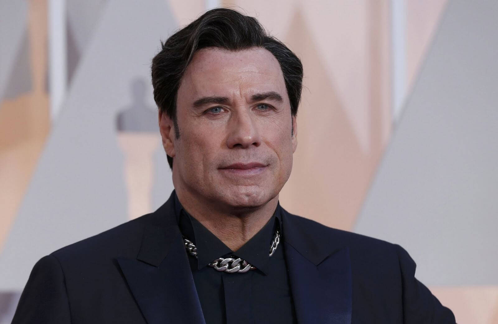 Многие звезды, например, Джон Траволта, совершенно не стесняются ямочки на подбородке