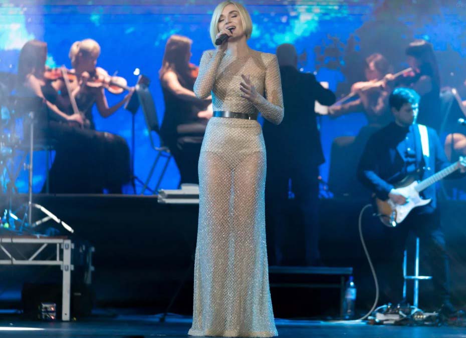 Полина Гагарина на сцене