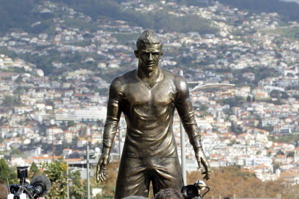 Криштиану Роналду памятник