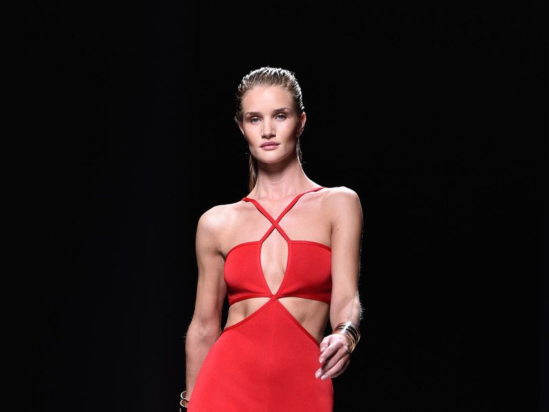 Роузи Хантингтон Уайтли на подиуме