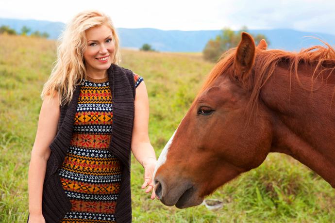 Мария Шукшина с лошадью